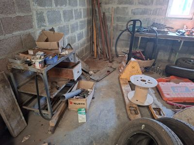 une pièce remplie de bric-à-brac