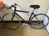 un vélo garé dans un garage
