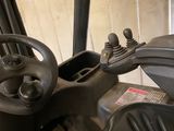 une photo du siège et du volant d'un conducteur de chariot élévateur
