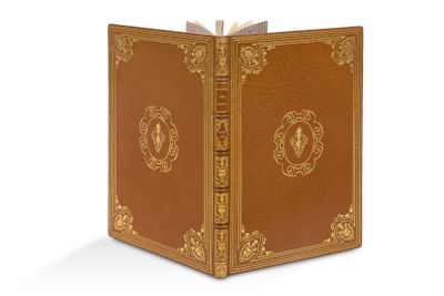 un vieux livre à la couverture dorée et aux tranches dorées