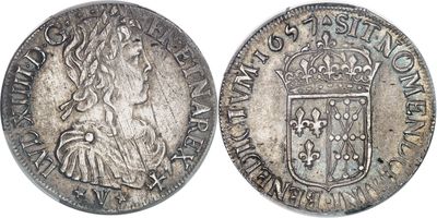 Gros plan sur une pièce de monnaie ornée d'une couronne