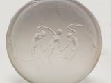 une image représentant un objet en verre blanc sur lequel figurent deux personnages