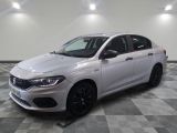 une voiture blanche est garée sur le sol à carreaux d'un garage