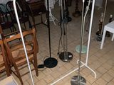 une image représentant une pièce avec une table, des chaises et une lampe