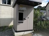 de petites toilettes situées dans un coin d'un petit bâtiment