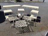 quatre chaises et une table au milieu d'un parking