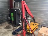 une grue rouge qui se trouve dans un garage