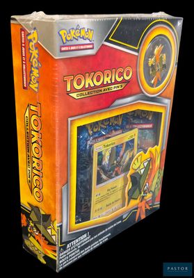 La boîte du jeu de cartes Pokémon est ouverte et prête à l'emploi.