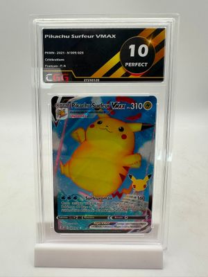 La carte à collectionner Pokémon se trouve dans un étui en plastique transparent