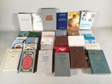 un grand nombre de livres posés sur une table
