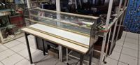 Vitrine de magasin en verre et plexy.