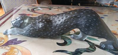une figurine représentant un oiseau posée sur une table
