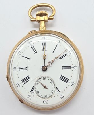 une montre de poche en or avec des chiffres romains