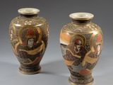 une paire de vases asiatiques ornés d'une femme et d'un homme