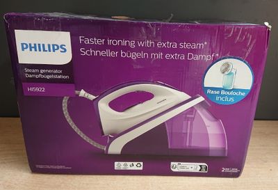 emballage d'un fer à repasser à vapeur Philips posé sur une table en bois
