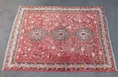 un tapis rouge sur un sol gris, sur fond bleu