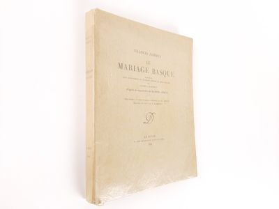 un vieux livre posé sur un mur blanc, sur fond blanc