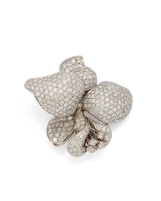 une broche en forme de fleur en or blanc et diamants