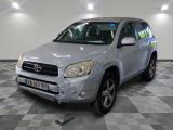 une photo d'une Toyota RAV argentée garée dans un garage