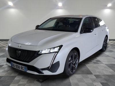 la voiture blanche est garée sur le sol à carreaux d'une pièce