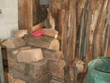 un tas de bois au milieu d'une pièce