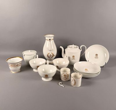 un ensemble de plats, tasses et soucoupes en porcelaine blanche et dorée