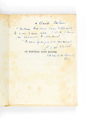 un gros plan sur un livre dont une page est écrite à la main