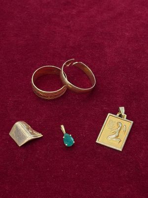 deux bagues en or, une bague avec une image, une bague avec une image et une bague sur laquelle figure une image