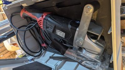 une photo d'une boîte à outils contenant des outils