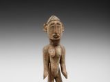 une petite figurine représentant un homme coiffé d'un chapeau