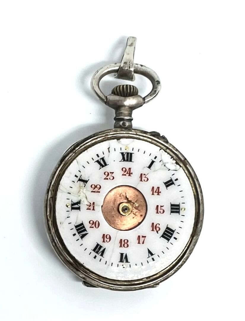 Une montre de col pour femme du style Art Nouveau en argent orné au dos d'un cartouche et de motifs floraux gravés - ...