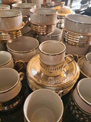 plusieurs tasses et soucoupes posées sur une table