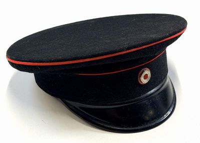 un chapeau noir orné d'une bande rouge
