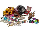 une pile de bijoux assortis sur une surface blanche