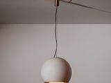une lampe suspendue au plafond de la pièce