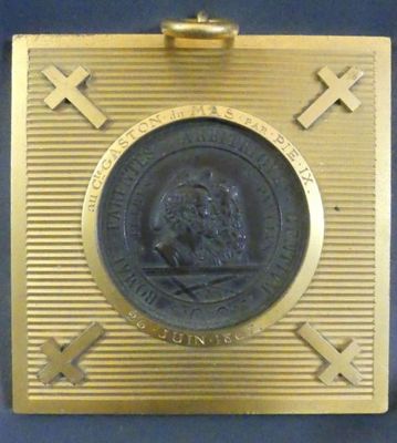 médaille plaquée or représentant un homme à cheval