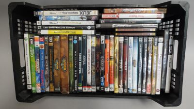 une boîte en plastique noire contenant tout un tas de DVD