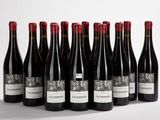 six bouteilles de vin rouge alignées sur une surface blanche