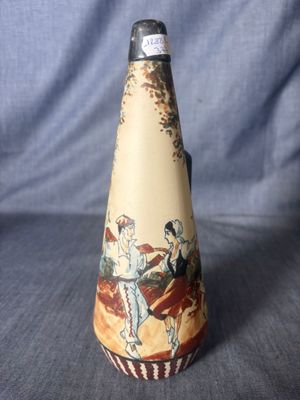 un vase sur lequel figure une photo de personnes