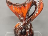 une vitrine en verre contenant une sculpture représentant une queue de poisson