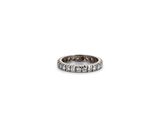 gros plan d'une bague en diamant sur fond blanc