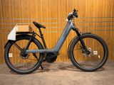 une photo d'un vélo garé dans un garage