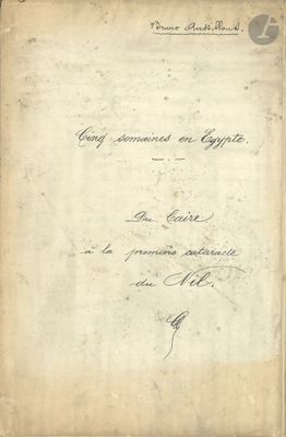 un vieux livre écrit posé sur une table