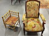 deux chaises et une table dans une pièce avec un tapis