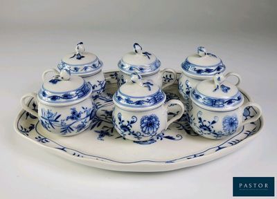 un plateau sur lequel sont posées des théières bleues et blanches