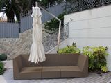 un canapé avec un parasol sur la terrasse