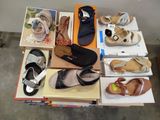 de nombreuses paires de chaussures posées sur une table