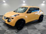 un SUV Nissan Juke jaune garé dans un garage