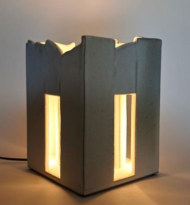 une lampe allumée posée sur une table