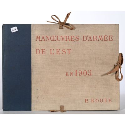 un vieux livre posé sur une table, à côté d'un livre bleu
